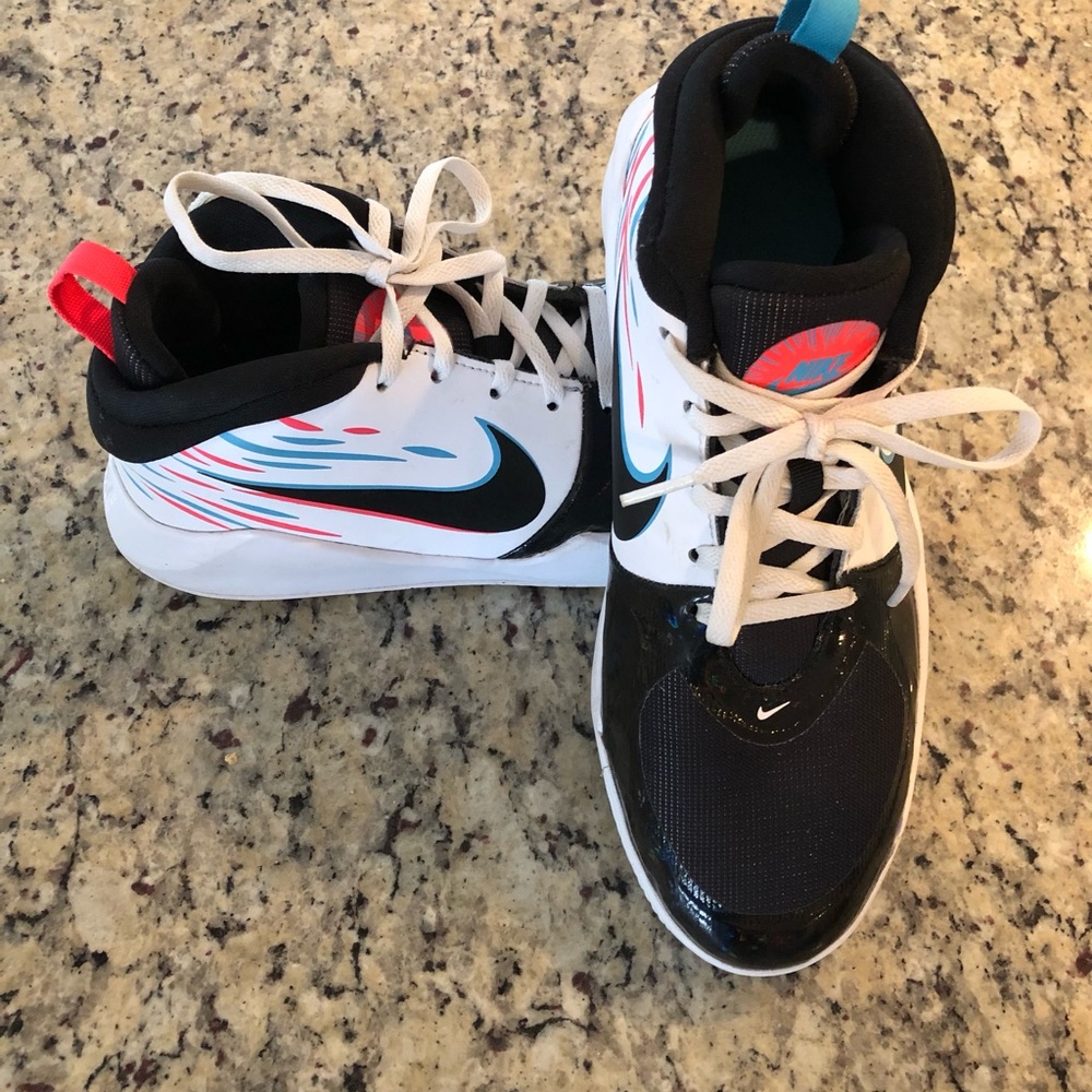 Nike Girls Y7 Basketball sneakers